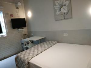 Private rooms near the beach center客房内的一张或多张床位