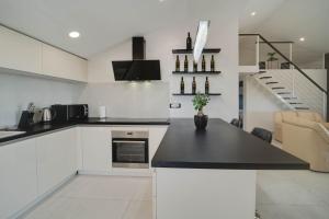 Kuchyň nebo kuchyňský kout v ubytování BLACK DIAMOND Apartment