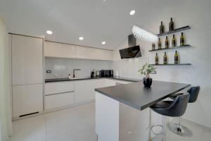 Kuchyň nebo kuchyňský kout v ubytování BLACK DIAMOND Apartment