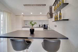 Kuchyň nebo kuchyňský kout v ubytování BLACK DIAMOND Apartment