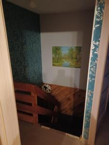 1 dormitorio con una pintura en la pared en Pretty Lovely Room en Great Billing