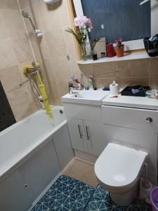 uma casa de banho com um WC branco e um lavatório. em Pretty Lovely Room em Great Billing
