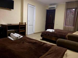 Un pat sau paturi într-o cameră la Hotel Villa Eniseli