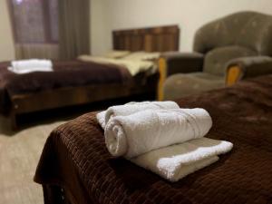 Un pat sau paturi într-o cameră la Hotel Villa Eniseli