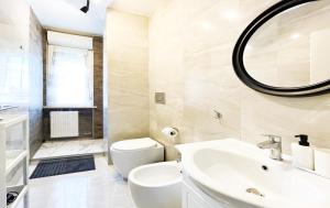 SuitesFlores - Bright and cozy apartment in Verona في فيرونا: حمام مع حوض ومرحاض ومرآة