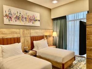 Postel nebo postele na pokoji v ubytování Waves Hotel