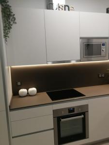 Kuchyň nebo kuchyňský kout v ubytování Glory Suite with AC License ESS02463