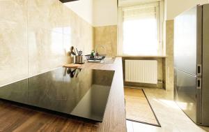 SuitesFlores - Bright and cozy apartment in Verona في فيرونا: مطبخ مع حوض و كونتر توب