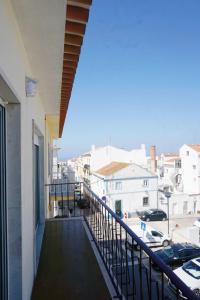 d'un balcon avec vue sur la ville. dans l'établissement Casa Barbosa, à Nazaré