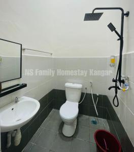 y baño con aseo y lavamanos. en HOMESTAY BANDAR KANGAR (NS FAMILY HOMESTAY) en Kangar