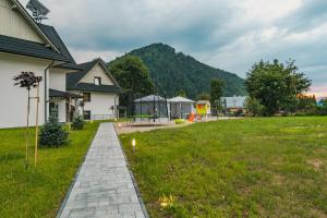 a walkway in a yard next to a house at Siedlisko Szlachtowskie in Szczawnica