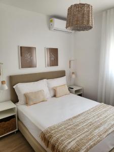 een slaapkamer met een groot wit bed met 2 kussens bij Villa Ria in Ovar