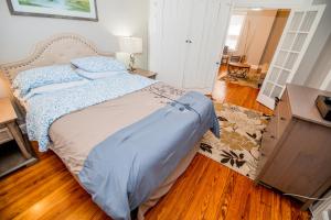 a bedroom with a bed and a wooden floor at Downtown Annapolis King George 1st Floor Hideaway in Annapolis