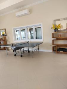 eine Tischtennisplatte in der Mitte eines Zimmers in der Unterkunft Ocean Pointe, Lucea, Hanova, Jamaica in Lucea