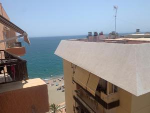vista sulla spiaggia da un edificio di APARTAMENTO PERLA 5 PRIMERA LINEA DE PLAYA a Fuengirola