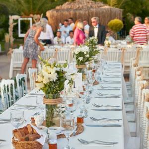 una mesa para una recepción de bodas con flores en Flow Datca Surf & Beach Hotel en Datca