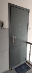 a metal door with a handle in a room at Studio / Apartament Sopot zentrum in Sopot