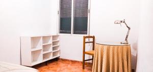 Fotografia z galérie ubytovania Room in Malaga Center, Homestay "Window to Road" - Habitación en Apartamento, Ventana a la careterra! v destinácii Málaga