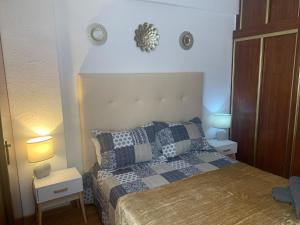 una camera con un letto e due comodini e due lampade di APARTAMENTO PERLA 5 PRIMERA LINEA DE PLAYA a Fuengirola