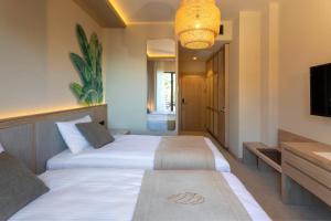 2 camas en una habitación de hotel con TV en Hancioglu Orman Evleri (Bungalow) & Hotel, en Trabzon