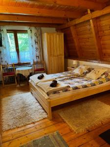 een slaapkamer met een groot bed in een hut bij Siedlisko u Jana in Korbielów