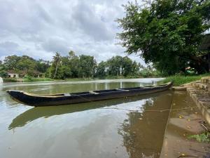 una barca seduta in acqua su un fiume di Akkara Homestay & Ayurveda a Kottayam