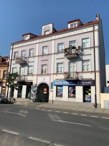 un gran edificio blanco al lado de una calle en Like-a House Centrum, en Płock