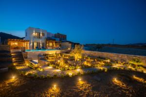 vistas a un patio con luces por la noche en Summer Breeze Luxury Villa Mykonos, en Panormos  Mykonos