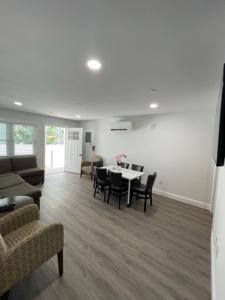 sala de estar con sofá, mesa y sillas en Safari Apartments en Ocean City