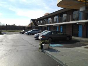 un estacionamiento con autos estacionados frente a un edificio en Elkton Lodge, en Elkton