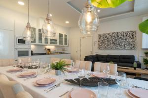 A kitchen or kitchenette at JACUZZI FULL exterior SOL, by MONARO***** Még 37 kép