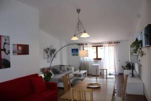 sala de estar con sofá y mesa en Spazioso appartamento (FREE PARKING), en Castel di Leva