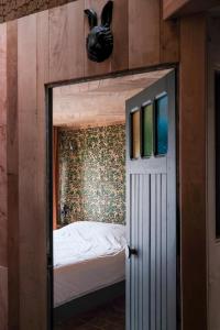 Un pat sau paturi într-o cameră la AU LIT ON DORT - Logis de Village