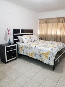 a bedroom with a bed and a nightstand with a bed sidx sidx at Apartamento acogedor con equipamiento premium in El Café