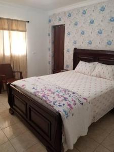 a bedroom with a large bed with a floral bedspread at Apartamento acogedor con equipamiento premium in El Café