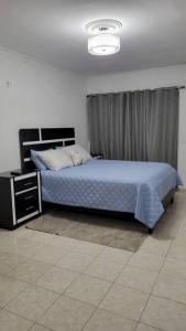 a bedroom with a bed with a blue comforter at Apartamento acogedor con equipamiento premium in El Café