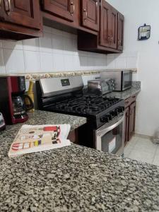 a kitchen with a stove and a counter top at Apartamento acogedor con equipamiento premium in El Café