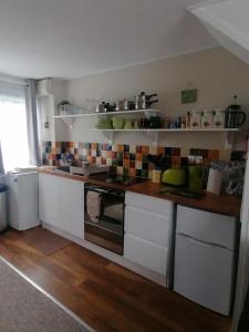 Кухня или мини-кухня в Le Chalet - 2 Bedroom Chalet House sleeps 3
