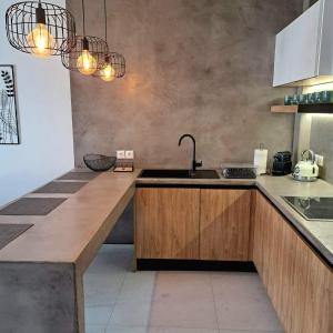 uma cozinha com um lavatório e uma bancada em Courtyard Luxury Suites “MARIANTHI” em Pefki Rhodes