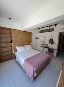 Posteľ alebo postele v izbe v ubytovaní Courtyard Luxury Suites “MARIANTHI”
