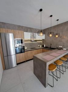 eine große Küche mit einer Theke und einem Kühlschrank in der Unterkunft Courtyard Luxury Suites “MARIANTHI” in Pefki Rhodes