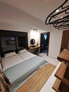Posteľ alebo postele v izbe v ubytovaní Courtyard Luxury Suites “MARIANTHI”