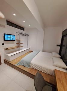 Posteľ alebo postele v izbe v ubytovaní Courtyard Luxury Suites “MARIANTHI”