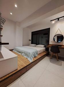 Posteľ alebo postele v izbe v ubytovaní Courtyard Luxury Suites “MARIANTHI”