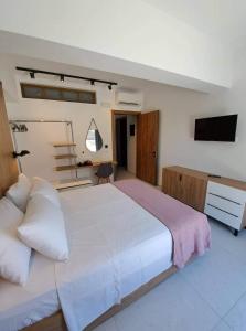 Posteľ alebo postele v izbe v ubytovaní Courtyard Luxury Suites “MARIANTHI”