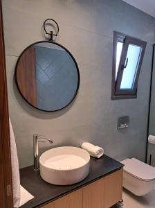 Kúpeľňa v ubytovaní Courtyard Luxury Suites “MARIANTHI”
