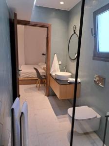 Kúpeľňa v ubytovaní Courtyard Luxury Suites “MARIANTHI”