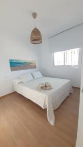 Łóżko lub łóżka w pokoju w obiekcie Apartamento Alegría