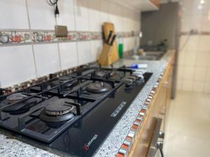 a black stove top oven in a kitchen at La casa de Ely in Iquique