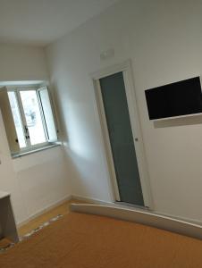 Televízia a/alebo spoločenská miestnosť v ubytovaní La Bomboniera B&B Amalfi coast